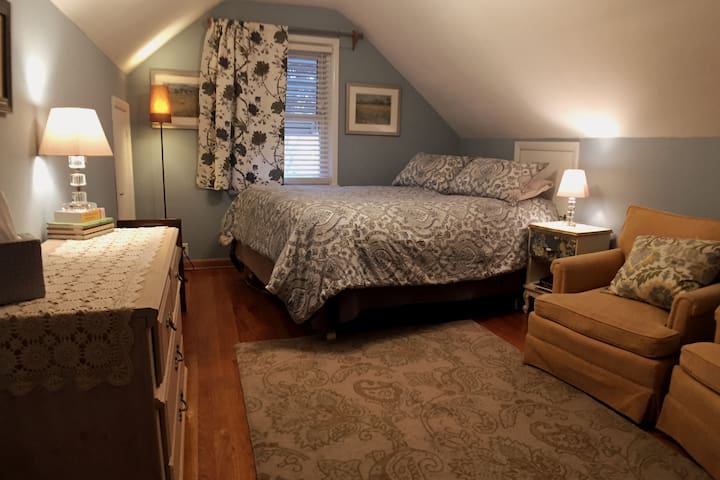 Good Karma Cottage—Blue Room