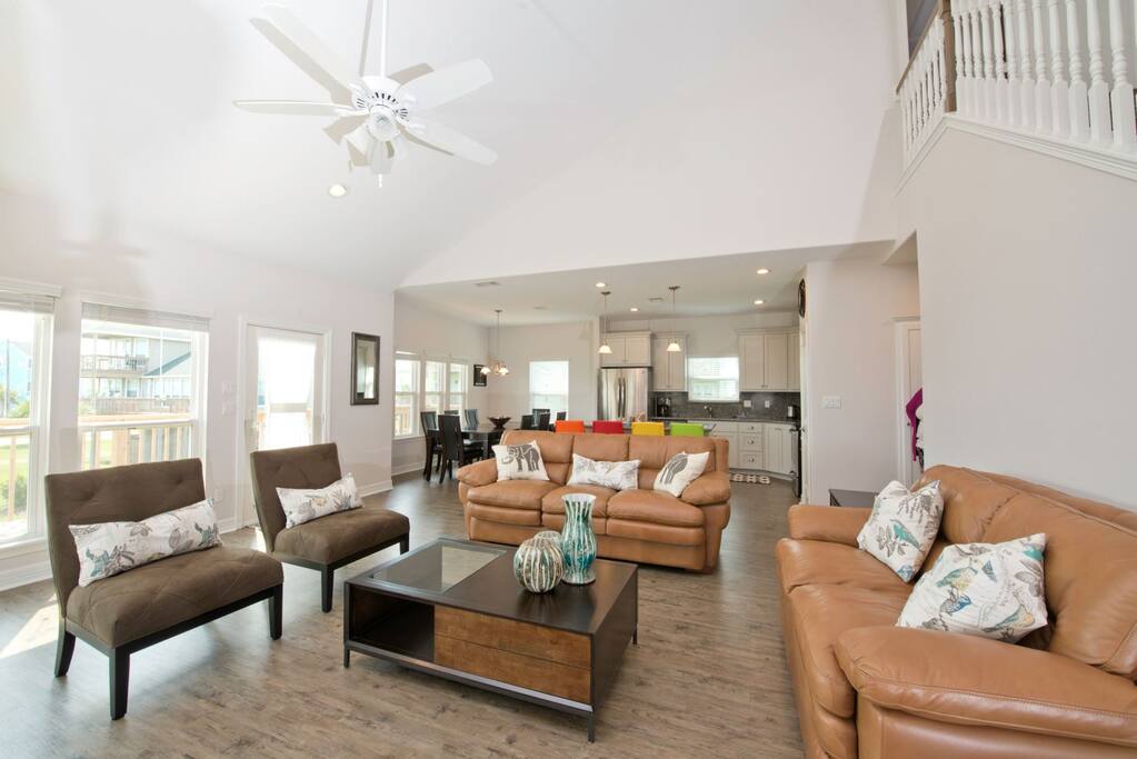 Open Concept Floor Plan with Vaulted Ceilings in the Living Area