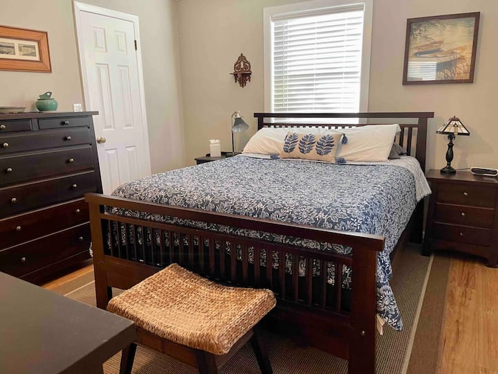 Dhomë gjumi primare me banjë en-suite dhe televizor