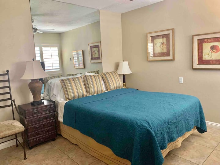 Მეორე საძინებელი. ორადგილიანი საწოლით, ტელევიზორით 