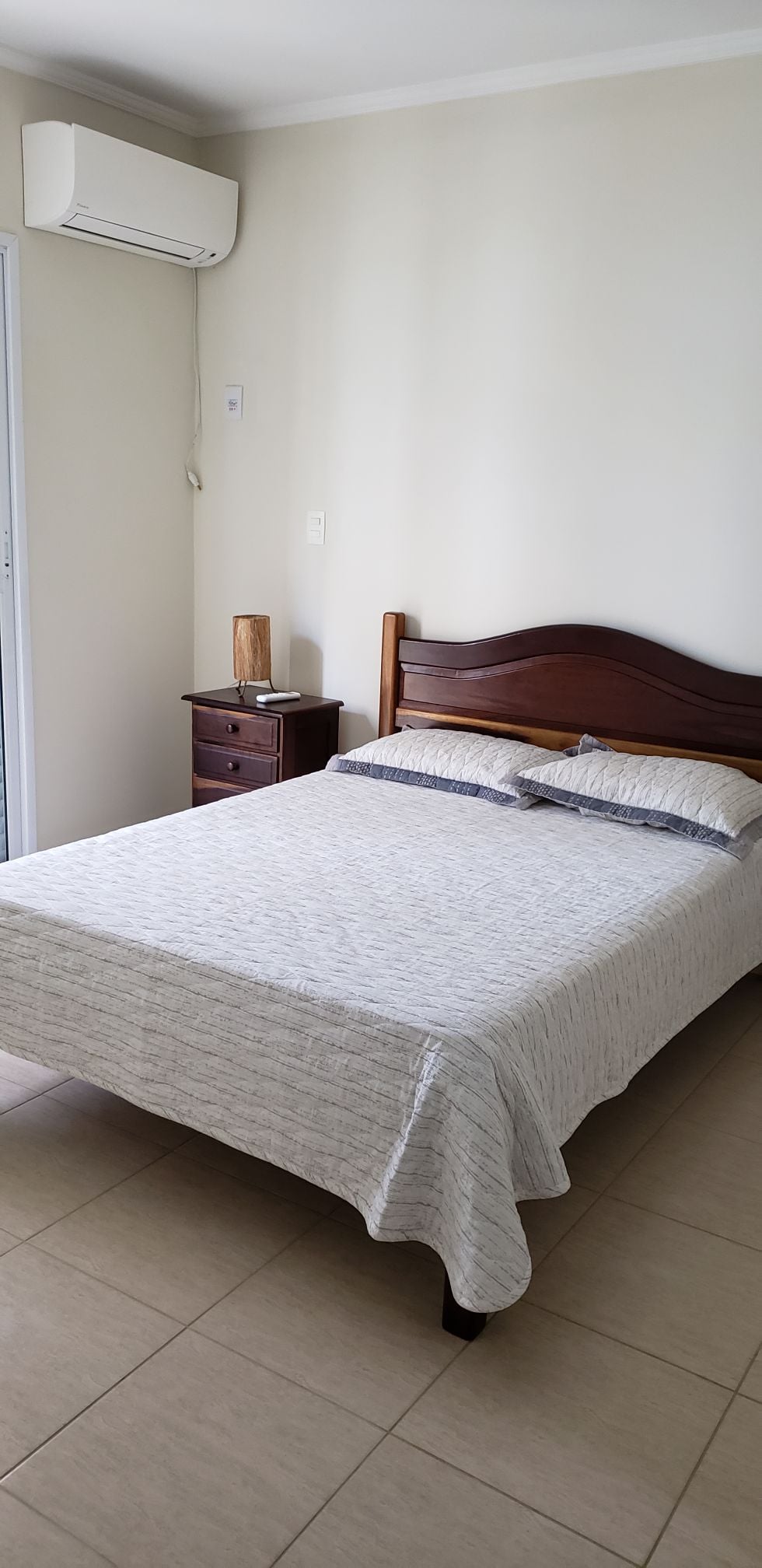 Spálňa 2: vlastná kúpeľňa s manželskou posteľou. Máme prikrývky a vankúše, ale hosť si musí priniesť posteľnú bielizeň.