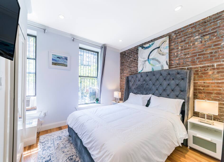 True three bedroom apartment with large Queen size beds in each room. Brand new beds, large duvet covers, Egyptian cotton high thread count sheets.