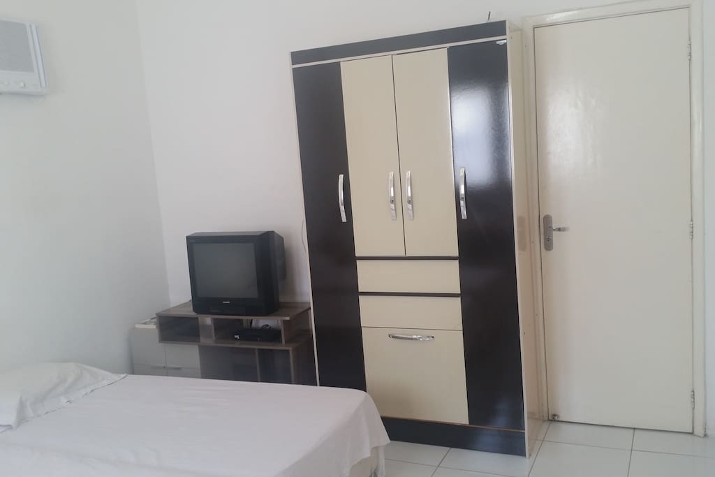 TV a cabo, guarda-roupa e rack.
***
Cable TV, wardrobe and TV stand.
