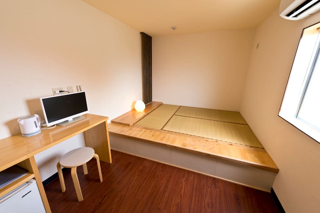 畳ベッドは、旅先で疲れた身体と心を癒してくれます。特に海外からのお客様にすごく喜ばれるポイントです。
Japanese style Tatami bed will makes you very relax.