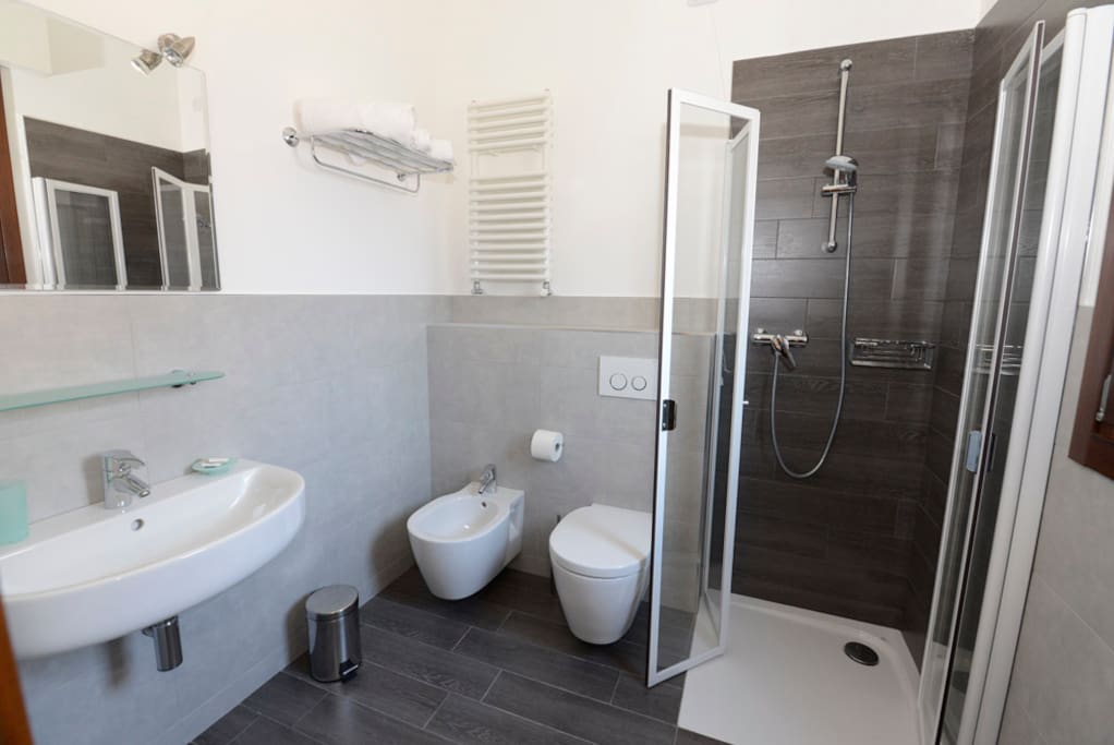 Il bagno della camera CHRISTINE. BATHROOM for Christine Room.