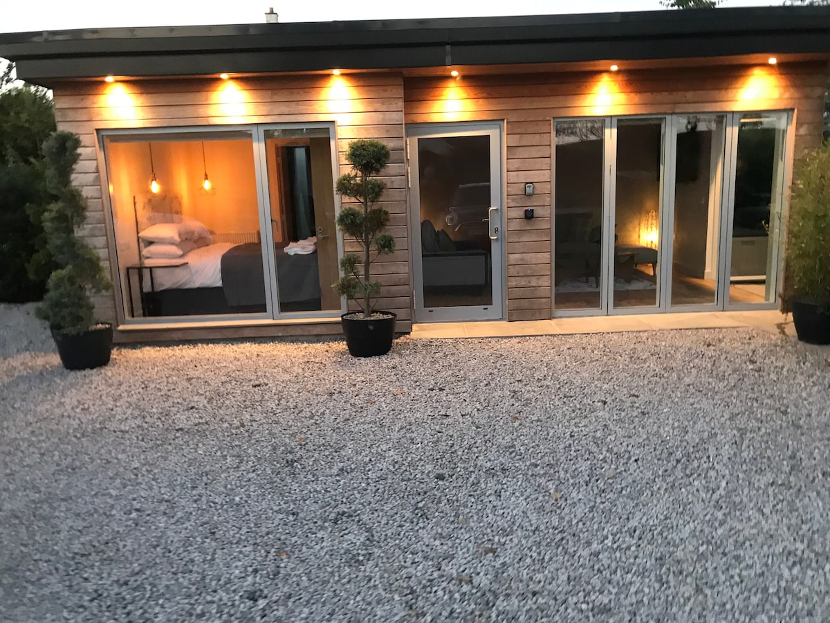 Questa è la camera da letto 4 che si trova nella sala giardino, ha anche una stanza con bagno interno
 è disponibile per il settimo e ottavo ospite o per accordi precedenti.