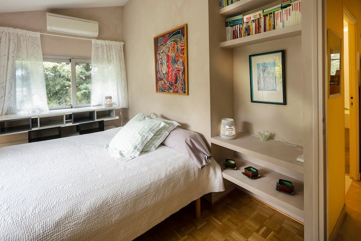 Chumba cha kulala ghorofani . Mwonekano wa bustani. Vitanda 2 90x190 vitaletwa karibu au la.