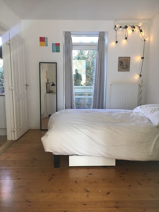 Soveværelse med udgang til lille gård