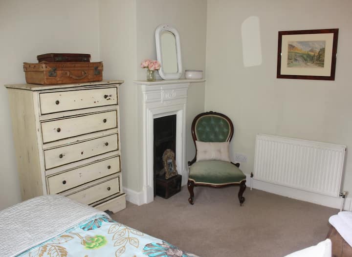 غرفة نوم واحدة مجاورة لغرفة النوم الرئيسية لأولئك الذين لديهم ثلاثة في حفلة...أو اثنين لا يرغبون في المشاركة! جميع المرافق، بما في ذلك الدش والمرحاض، في الغرفة الرئيسية مشتركة. يرجى ملاحظة أن هناك رسومًا قدرها £ 20 لهذه الغرفة مستحقة الدفع عند الوصول.