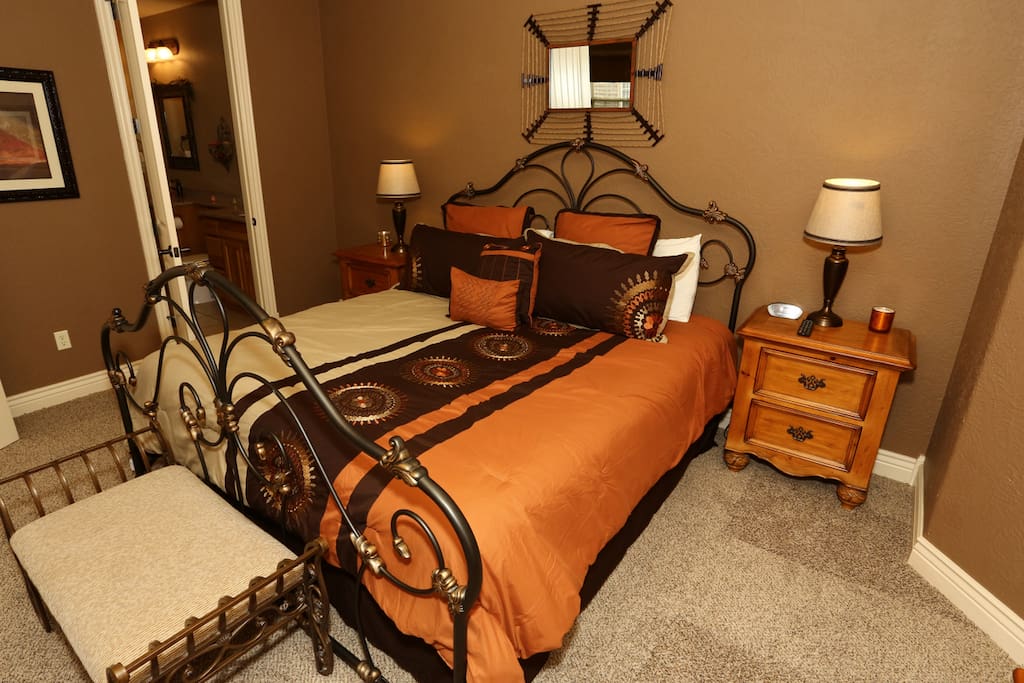 Guest Bedroom: Queen Bed