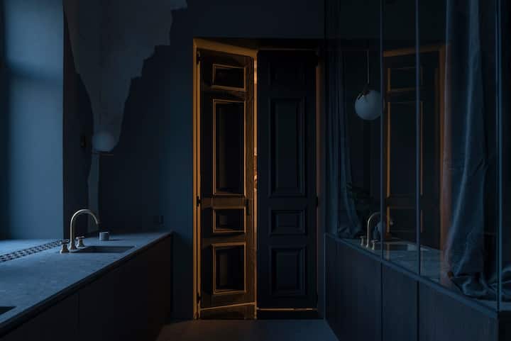 Bra diffused light passes through the irregular double door openings and invites to come inside the bedroom.
Magical atmosphere. Magical sojourn.