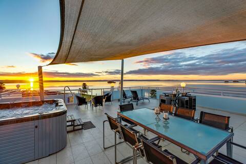 Stunning 2 level Penthouse, Rooftop Hot tub & BBQS