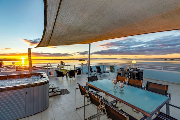 Stunning 2 level Penthouse, Rooftop Hot tub & BBQS