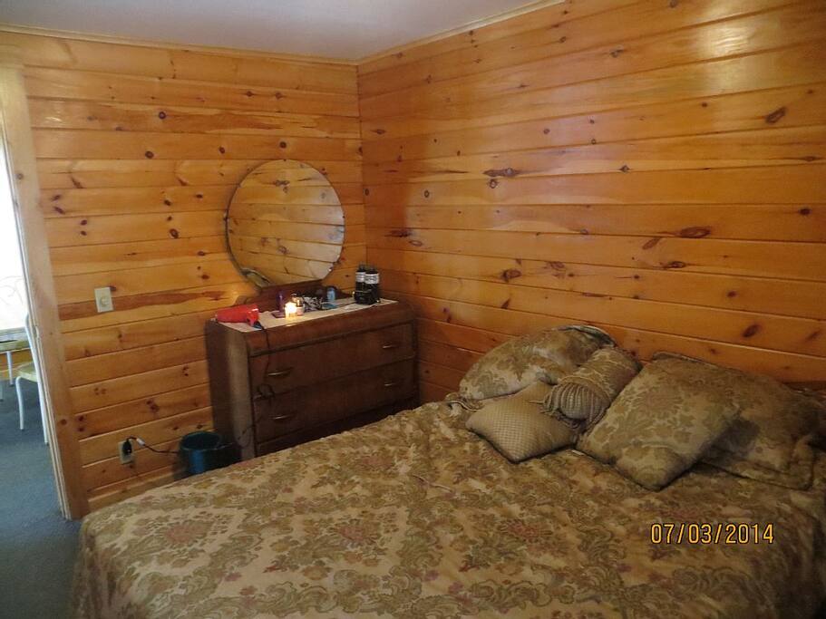 1st Floor Master Bedroom With Queen Bed