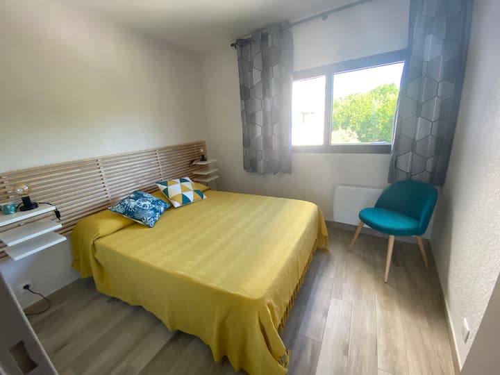 חדר שינה ראשי עם ארון 