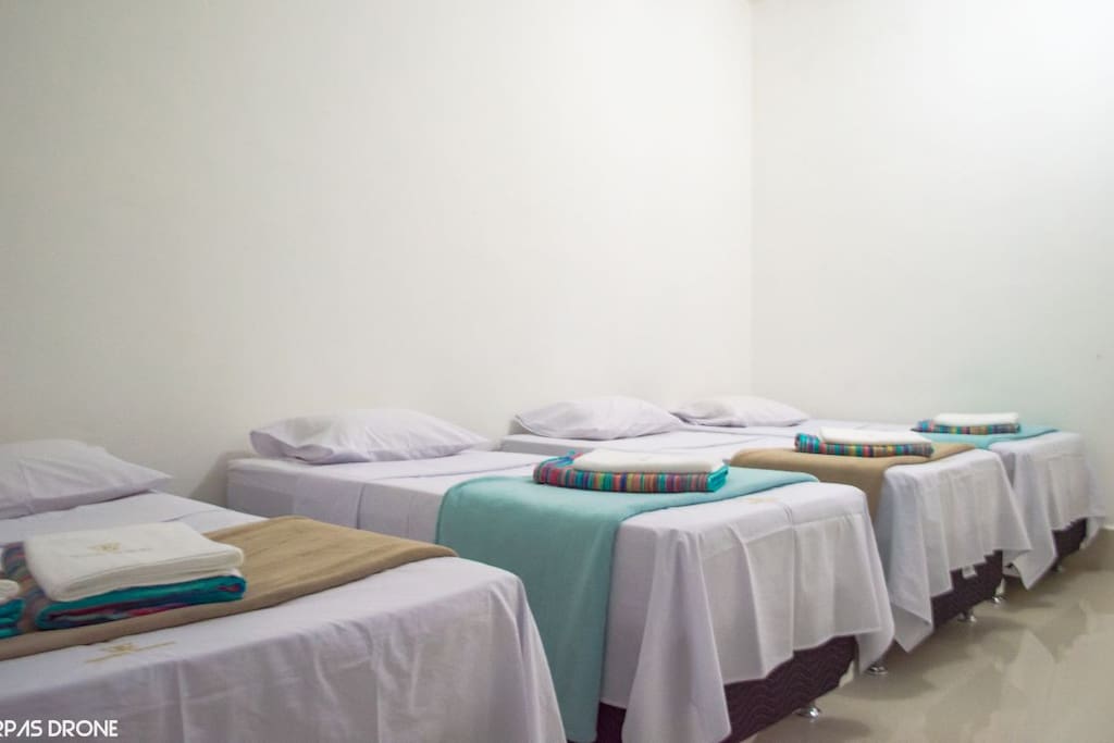 Quarto com 1 cama de casal e 3 de solteiro
