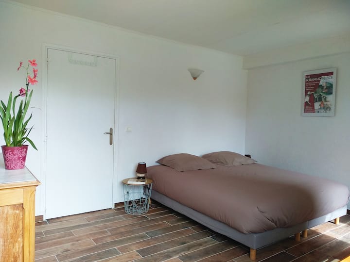 Planta baja - Dormitorio 1 - Cama de 180x200, cuna y ducha privada contigua.
