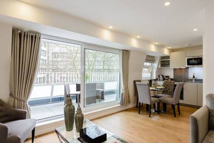 Superb 2bed 2bath Penthouse, Heart of Kensington gallery image 3