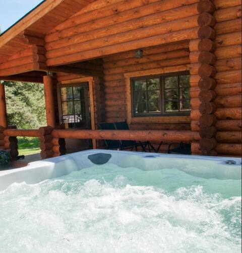 * Deluxe Log Cabin 'The Hideaway + HUGE Hot Tub  *