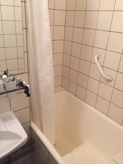 bathroom with bath tub