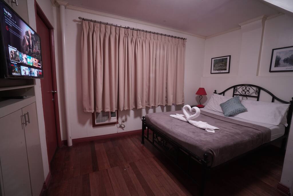 The Bedroom has a 32" Flatscreen Television with unlimited Netflix Access