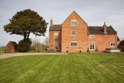 Dunnimere Farm House-up to 20 hot tub