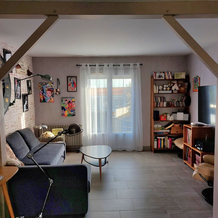 salónik s televízorom, hifi priestorom, gramofónom, hrami