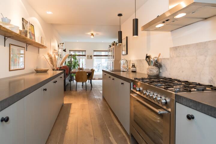 Beautiful house in popular ‘De Pijp’ area gallery image 3