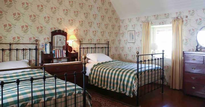 Large twin bedroom with adjoining bathroom 