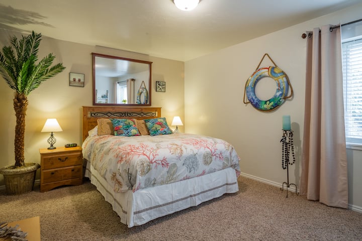 Alle slaapkamers hebben thema 's. Welkom bij het queensize bed van de Hawaii Master Bedroom met een gewatteerd matras en zeer mooie lakens.  KJ biedt een grote voorraad verschillende kussens om aan je voorkeur te voldoen.  Er is een grote inloopkast/ opbergruimte.