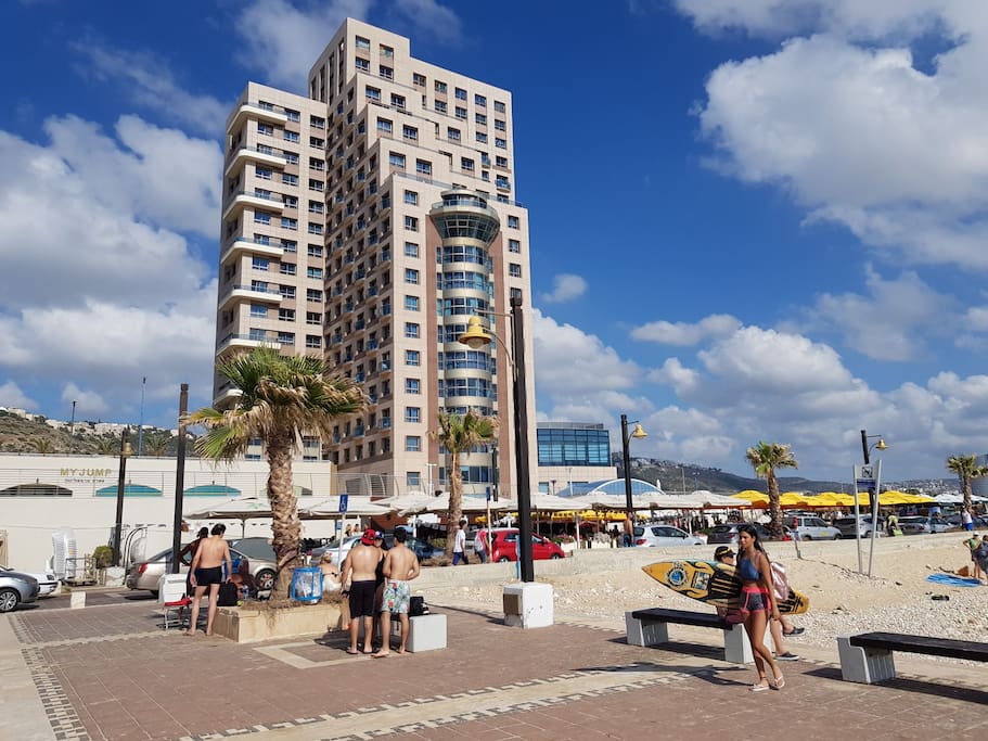 The Beach & Hotels (5-7min Walk)