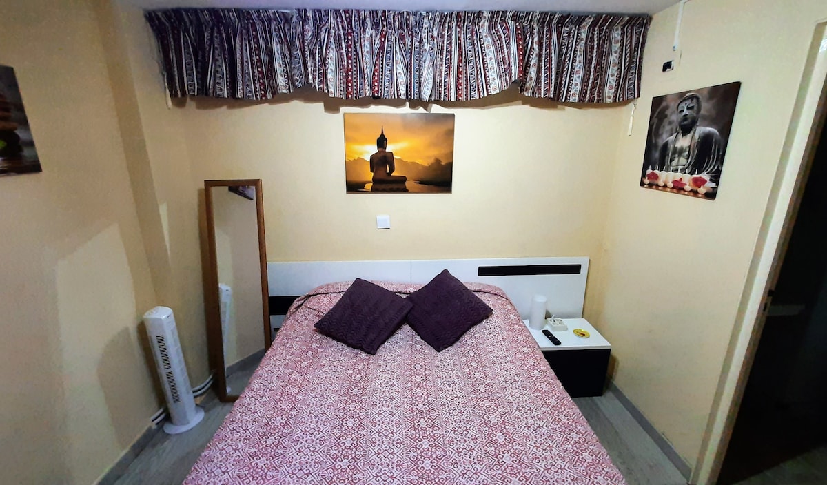 Bračni krevet, za duži boravak morate se pridržavati, ne smijete pušiti ili piti u sobi.