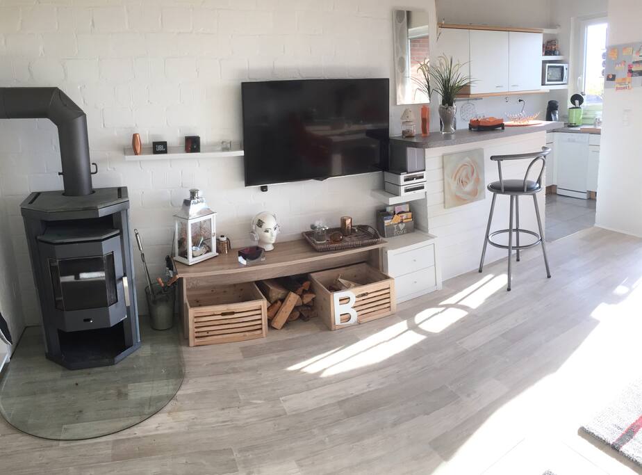 Der Kamin macht die Wohnung wunderbar gemütlich