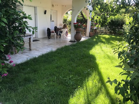 Top performing Airbnb: Detached house in Agioi Apostoli, Attiki in Δήμος Ωρωπού
