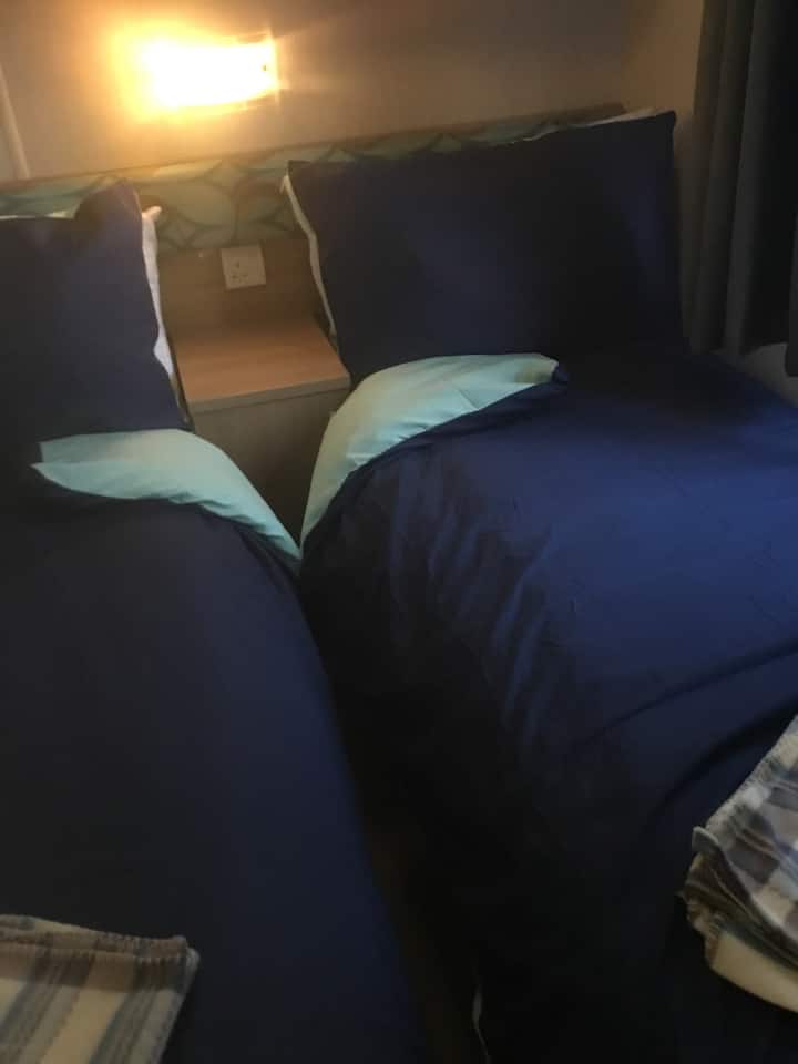 ניתן לחבר את מיטות היחיד במידת הצורך, יש שם שומר מיטה לקטנים 