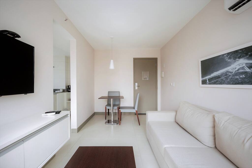 espaços amplos e claro na sala com mesa para refeições ou trabalho