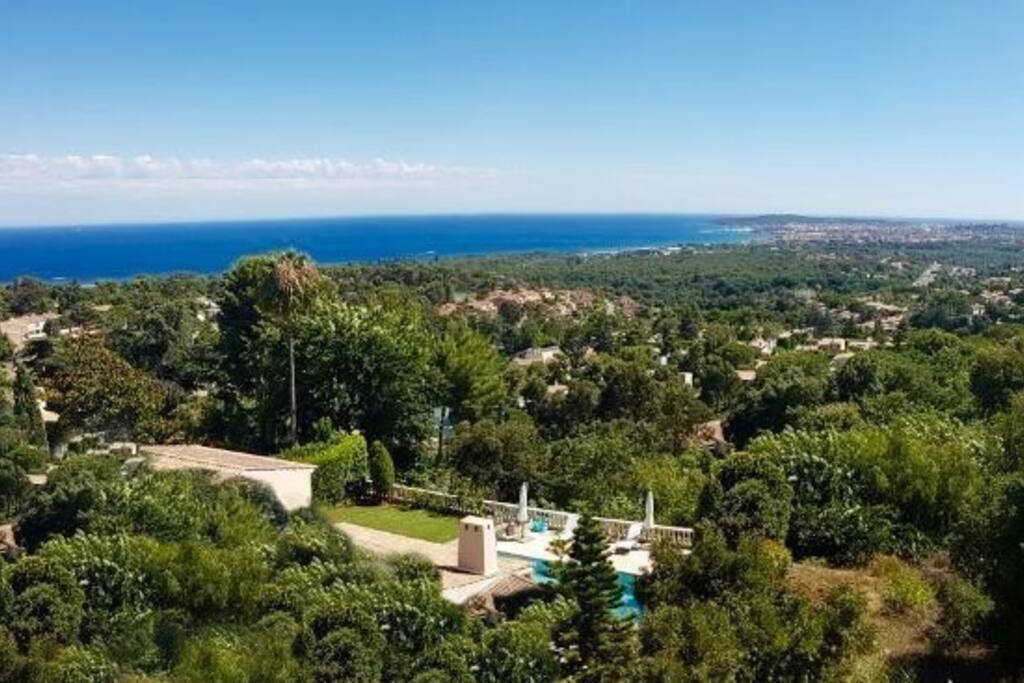 Vue du salon, de la cuisine, et de la véranda