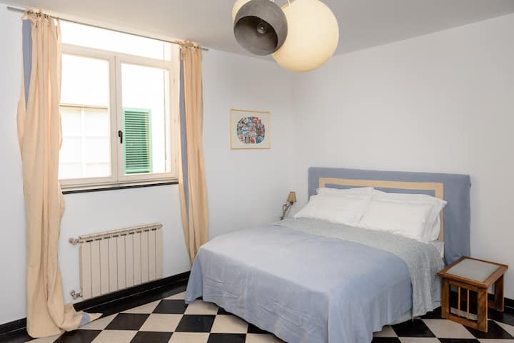 Izba De Ferrari s manželskou posteľou veľkosti queen