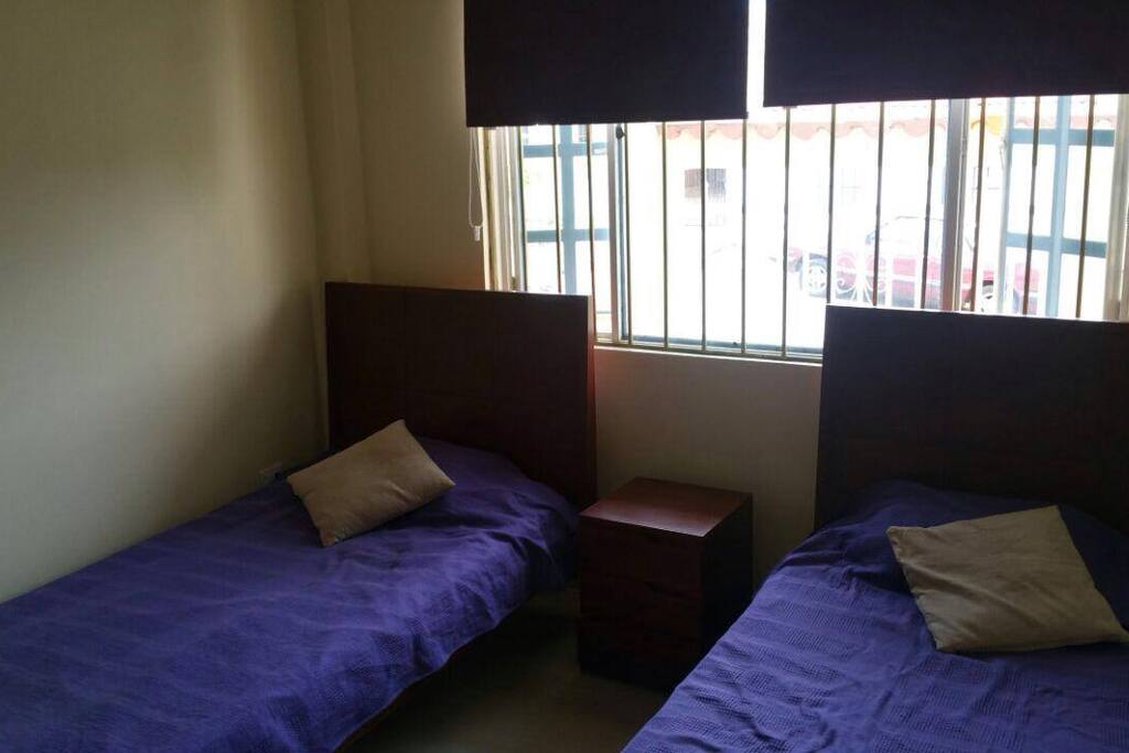 Habitación con dos camas sencillas
