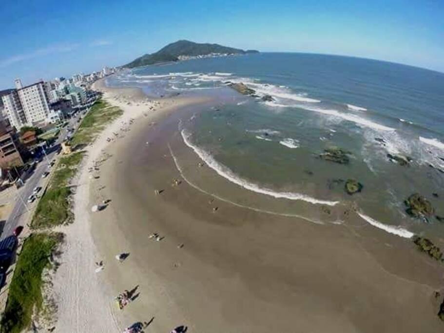 Praia tranquila, vista das pedras