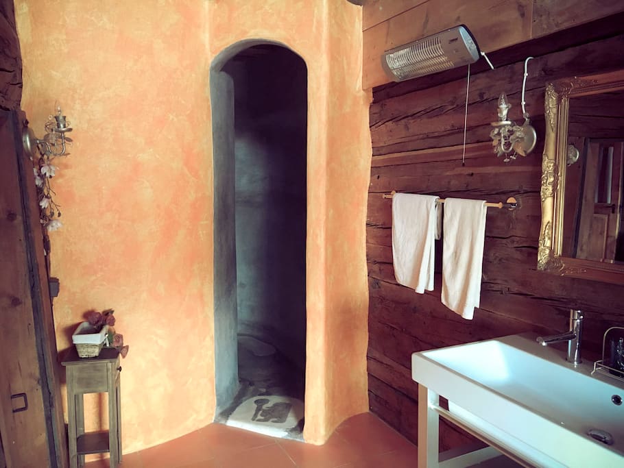 ...mit Tadelakt Dusche...
...with tadelakt shower...