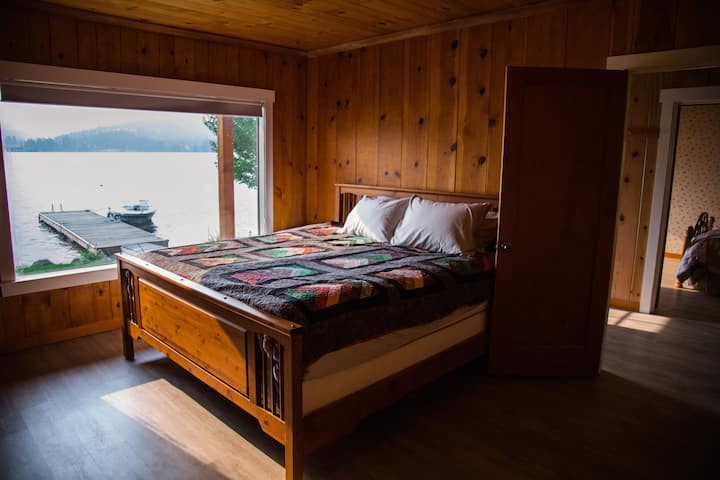 ห้องนอน 1 พร้อมเตียงขนาดคิงไซส์และวิวทะเลสาบที่ยอดเยี่ยม