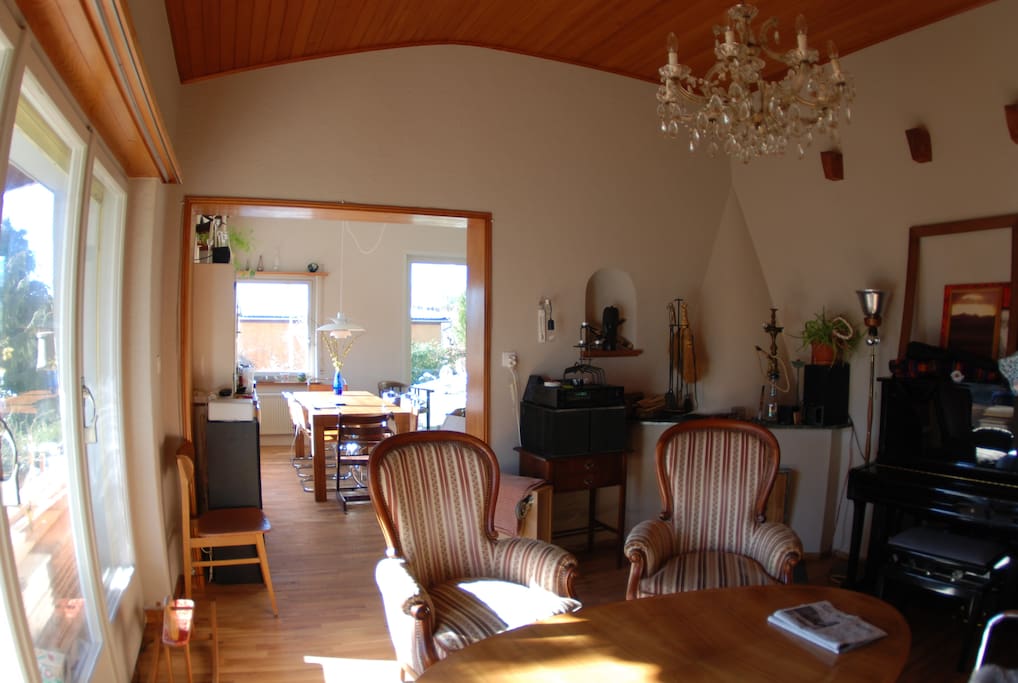 Kaminzimmer mit Blick auf Esszimmer