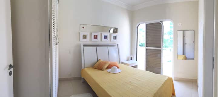 chumba cha chumba, kitanda kikubwa cha watu wawili, kiyoyozi, roshani na makabati