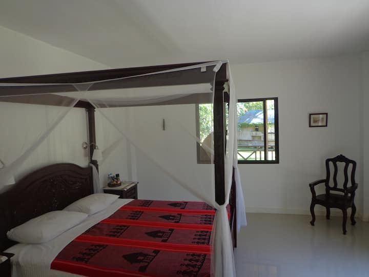 غرفة ضيوف ثانية في البيت الرئيسي... 28 غرفة خاصة بقمر العسل مع حمام داخلي