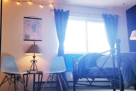 Large Room with TV and Private Bath in S. Reno