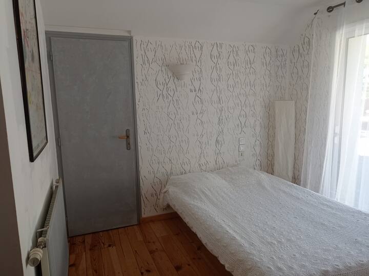 Slaapkamer aan de parkeerzijde met directe toegang tot de badkamer beneden. Slaapkamer gescheiden vanuit de woonkamer door een gordijn. Kasten en kledingkast.