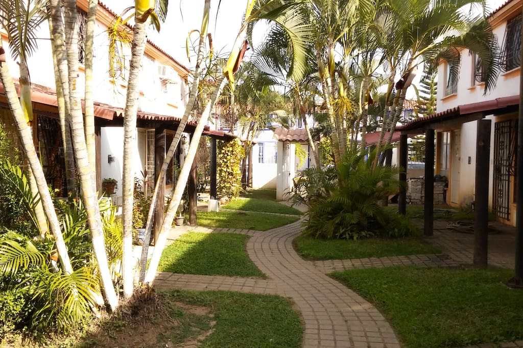 Entrada al Condominio / Condo Entrance