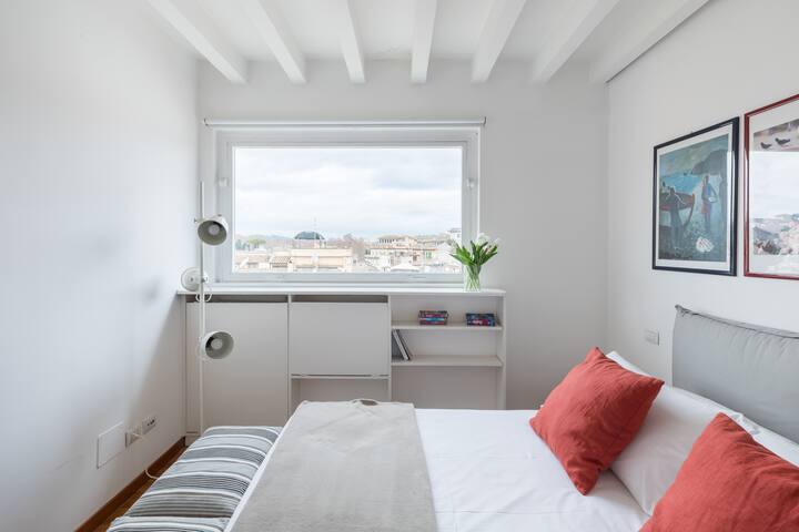 Amazing penthouse & private terrace in Trastevere gallery image 4