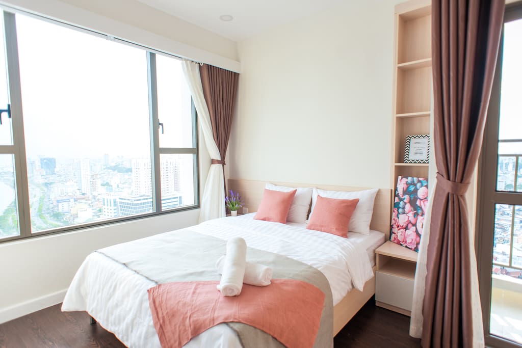 Check it out the pink bedroom with gorgeous view to Riverside